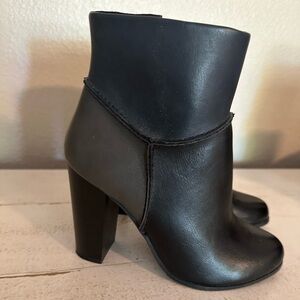 Super cute booties!